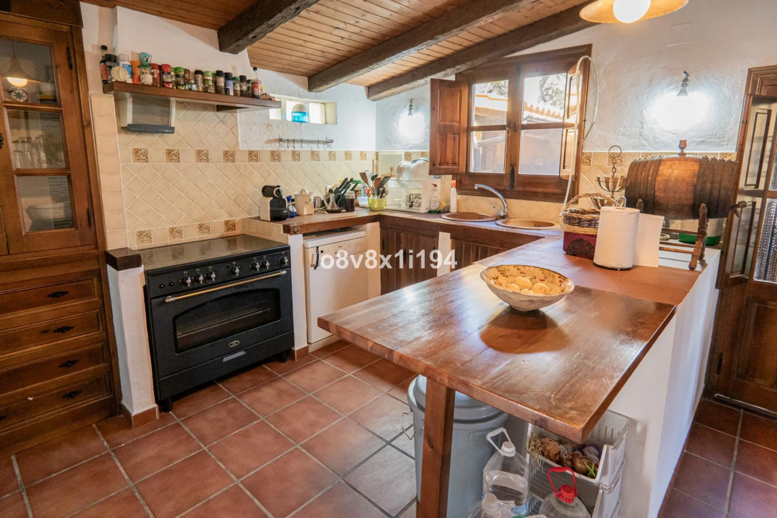 We are delighted to present this magnificent 30-hectare estate located on the outskirts of Jubrique, nestled in the breathtaking Valle del Genal. Surrounded by forests, mountains, and pristine nature, this exclusive property offers absolute privacy, makin