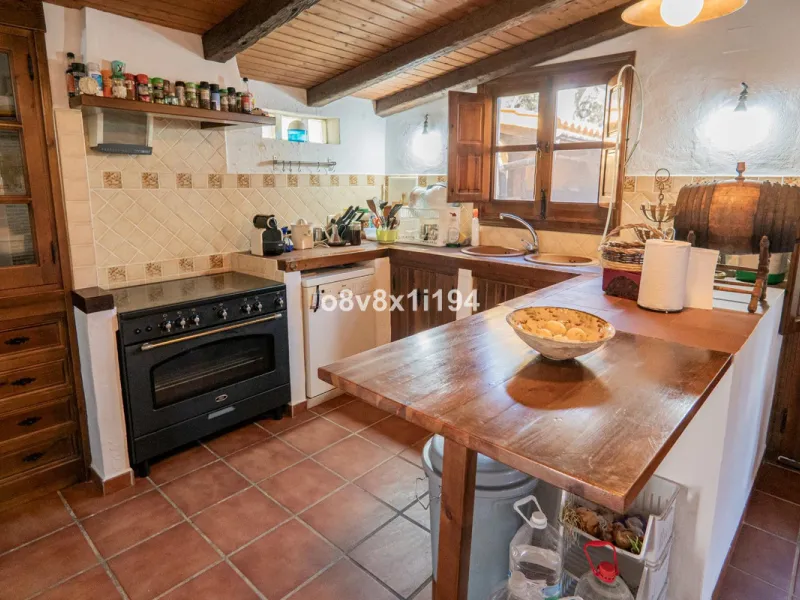 We are delighted to present this magnificent 30-hectare estate located on the outskirts of Jubrique, nestled in the breathtaking Valle del Genal. Surrounded by forests, mountains, and pristine nature, this exclusive property offers absolute privacy, makin