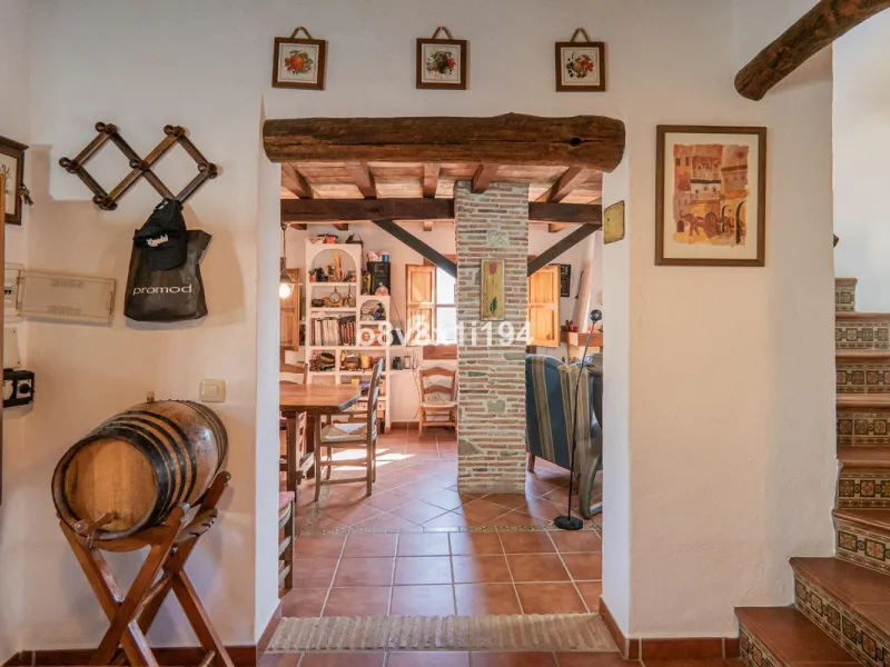 We are delighted to present this magnificent 30-hectare estate located on the outskirts of Jubrique, nestled in the breathtaking Valle del Genal. Surrounded by forests, mountains, and pristine nature, this exclusive property offers absolute privacy, makin