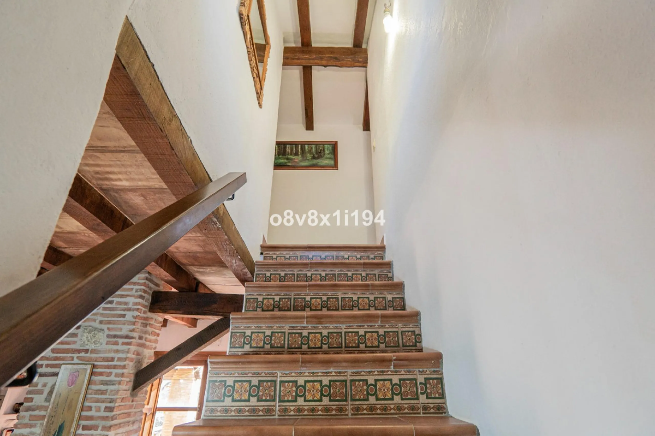 We are delighted to present this magnificent 30-hectare estate located on the outskirts of Jubrique, nestled in the breathtaking Valle del Genal. Surrounded by forests, mountains, and pristine nature, this exclusive property offers absolute privacy, makin
