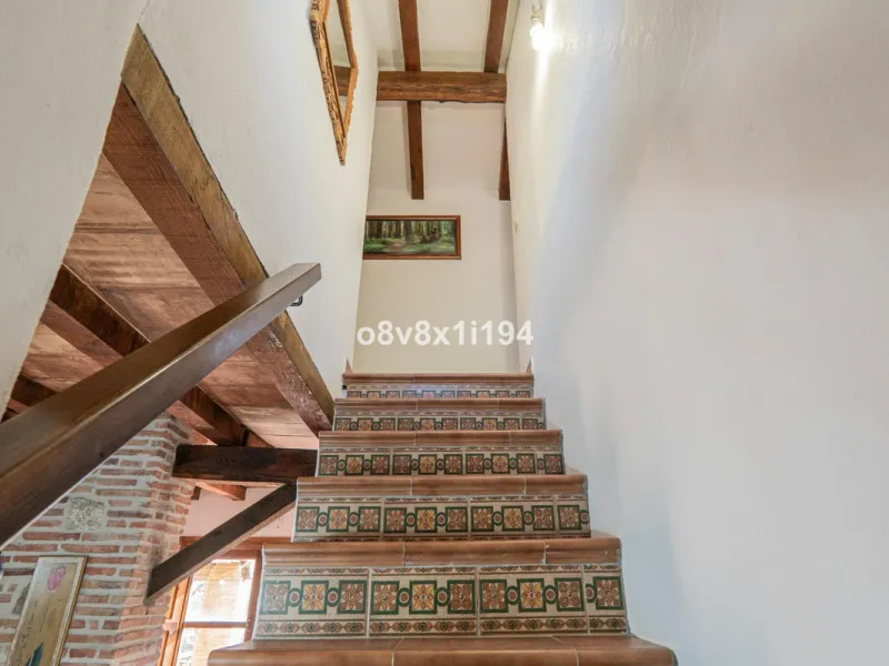 We are delighted to present this magnificent 30-hectare estate located on the outskirts of Jubrique, nestled in the breathtaking Valle del Genal. Surrounded by forests, mountains, and pristine nature, this exclusive property offers absolute privacy, makin