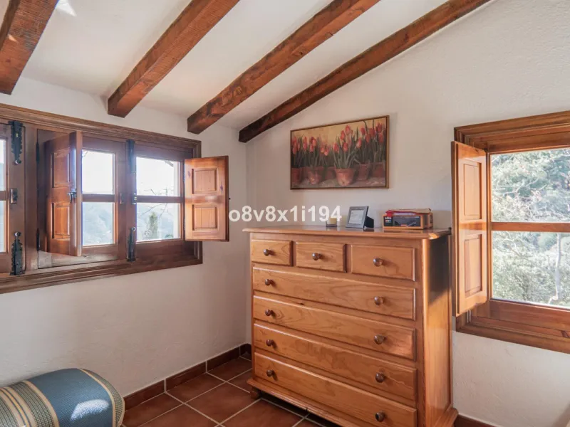 We are delighted to present this magnificent 30-hectare estate located on the outskirts of Jubrique, nestled in the breathtaking Valle del Genal. Surrounded by forests, mountains, and pristine nature, this exclusive property offers absolute privacy, makin