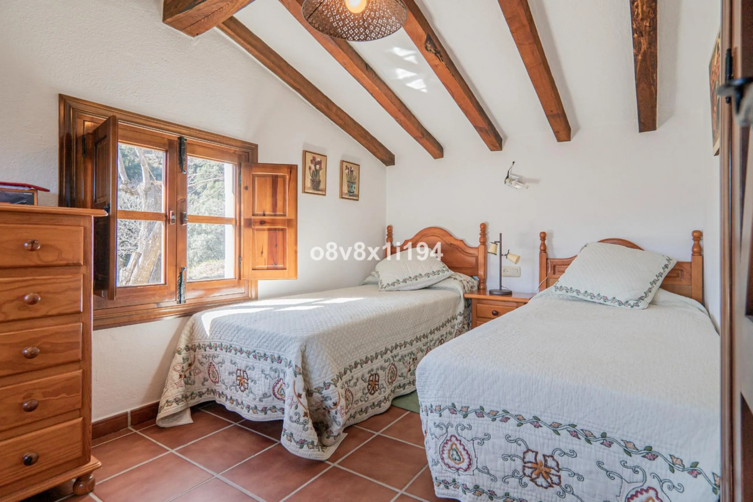 We are delighted to present this magnificent 30-hectare estate located on the outskirts of Jubrique, nestled in the breathtaking Valle del Genal. Surrounded by forests, mountains, and pristine nature, this exclusive property offers absolute privacy, makin