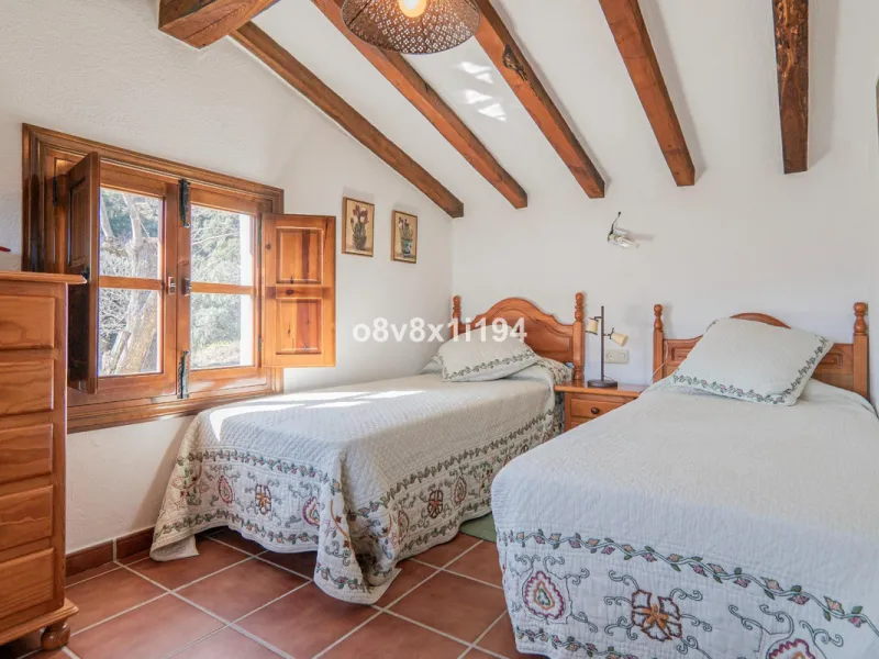 We are delighted to present this magnificent 30-hectare estate located on the outskirts of Jubrique, nestled in the breathtaking Valle del Genal. Surrounded by forests, mountains, and pristine nature, this exclusive property offers absolute privacy, makin