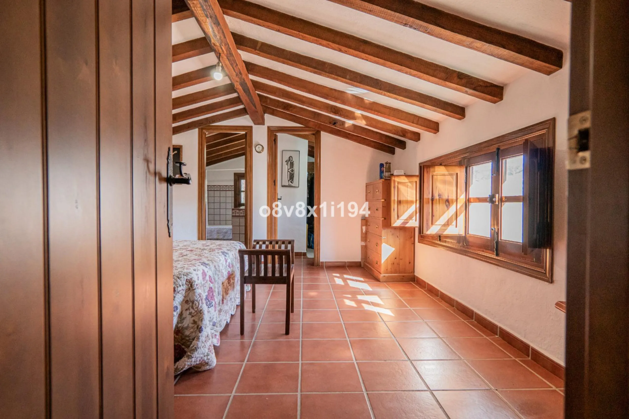 We are delighted to present this magnificent 30-hectare estate located on the outskirts of Jubrique, nestled in the breathtaking Valle del Genal. Surrounded by forests, mountains, and pristine nature, this exclusive property offers absolute privacy, makin