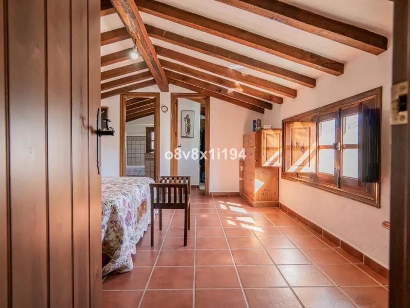 We are delighted to present this magnificent 30-hectare estate located on the outskirts of Jubrique, nestled in the breathtaking Valle del Genal. Surrounded by forests, mountains, and pristine nature, this exclusive property offers absolute privacy, makin