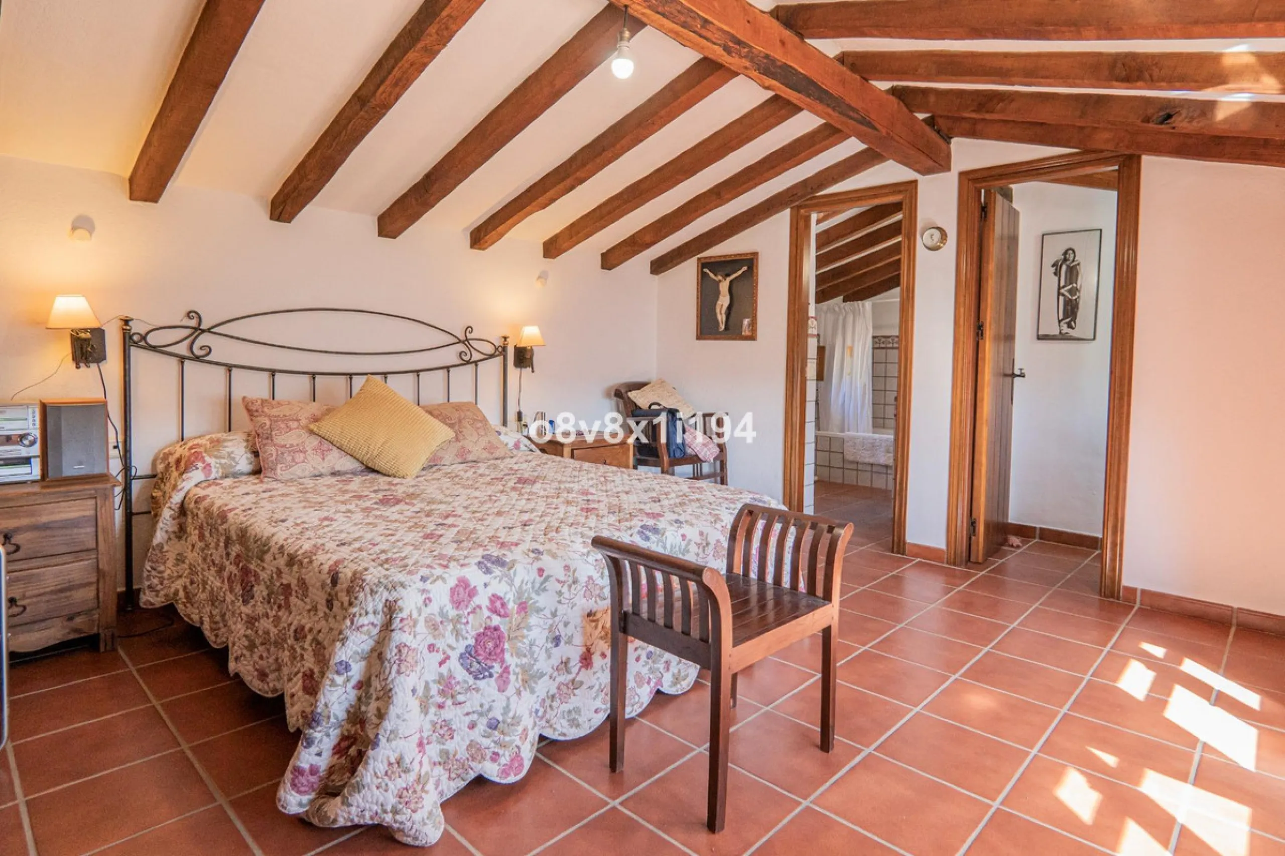 We are delighted to present this magnificent 30-hectare estate located on the outskirts of Jubrique, nestled in the breathtaking Valle del Genal. Surrounded by forests, mountains, and pristine nature, this exclusive property offers absolute privacy, makin