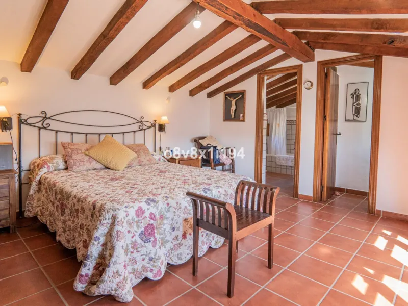We are delighted to present this magnificent 30-hectare estate located on the outskirts of Jubrique, nestled in the breathtaking Valle del Genal. Surrounded by forests, mountains, and pristine nature, this exclusive property offers absolute privacy, makin