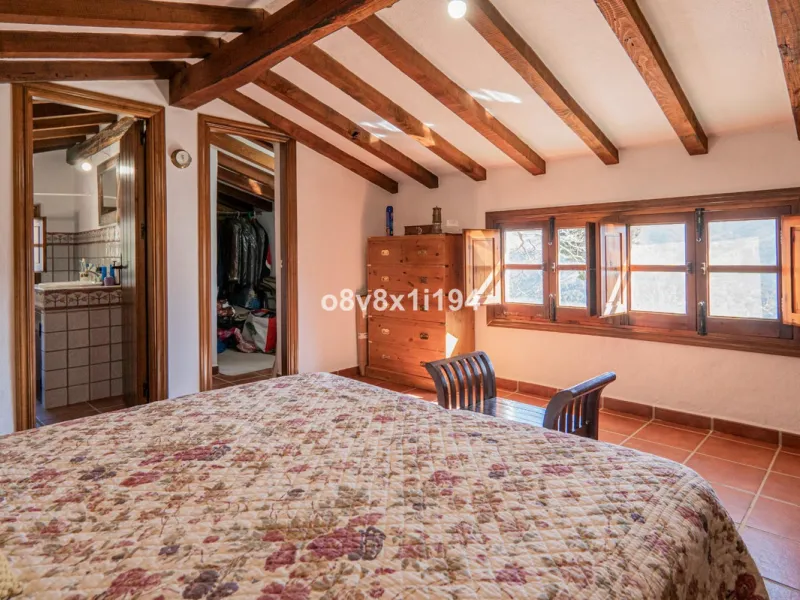 We are delighted to present this magnificent 30-hectare estate located on the outskirts of Jubrique, nestled in the breathtaking Valle del Genal. Surrounded by forests, mountains, and pristine nature, this exclusive property offers absolute privacy, makin