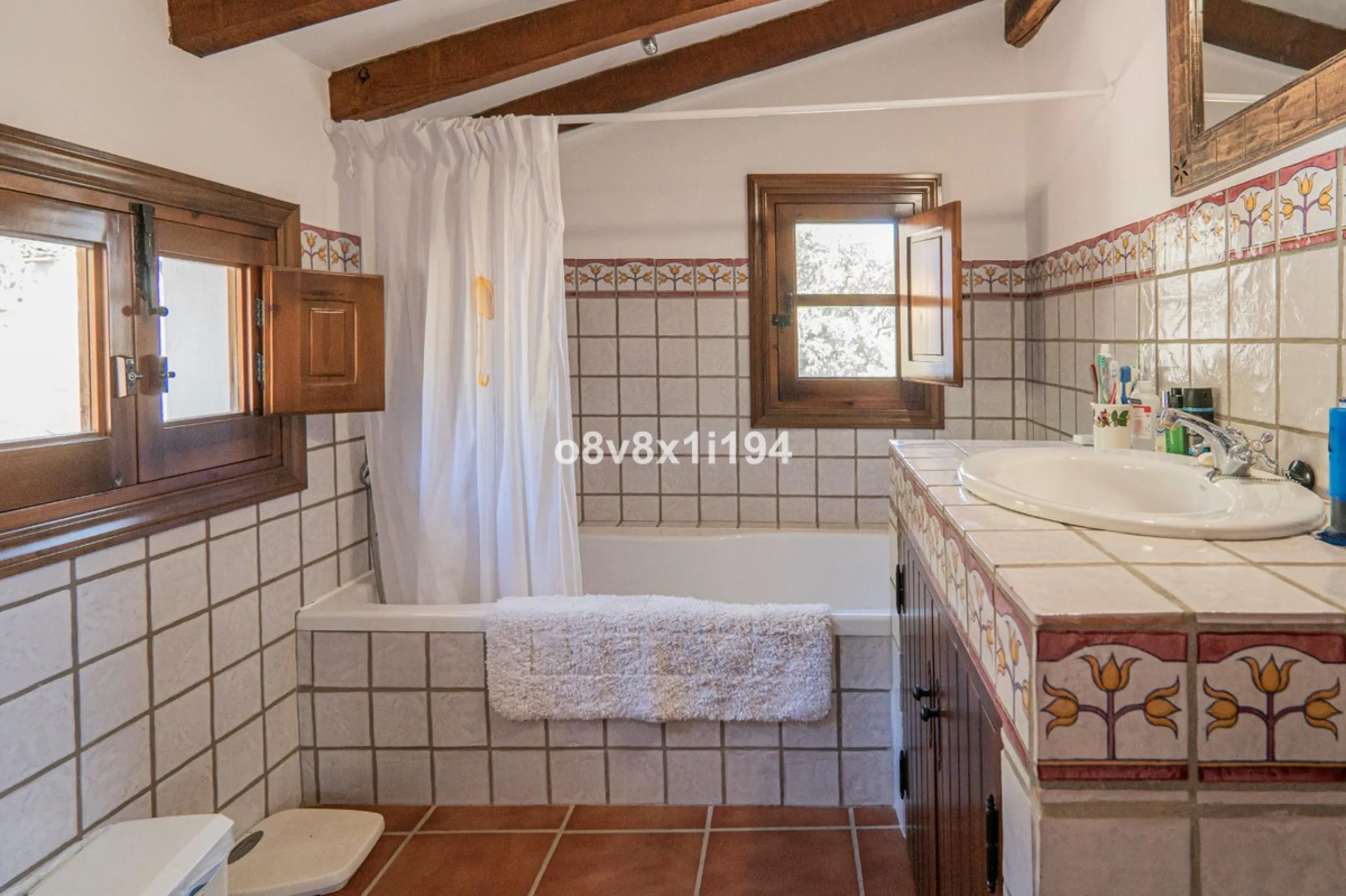 We are delighted to present this magnificent 30-hectare estate located on the outskirts of Jubrique, nestled in the breathtaking Valle del Genal. Surrounded by forests, mountains, and pristine nature, this exclusive property offers absolute privacy, makin