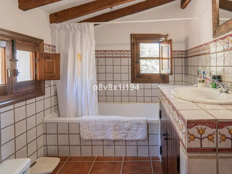We are delighted to present this magnificent 30-hectare estate located on the outskirts of Jubrique, nestled in the breathtaking Valle del Genal. Surrounded by forests, mountains, and pristine nature, this exclusive property offers absolute privacy, makin