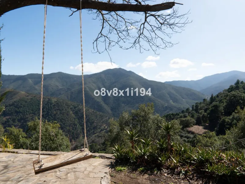 We are delighted to present this magnificent 30-hectare estate located on the outskirts of Jubrique, nestled in the breathtaking Valle del Genal. Surrounded by forests, mountains, and pristine nature, this exclusive property offers absolute privacy, makin
