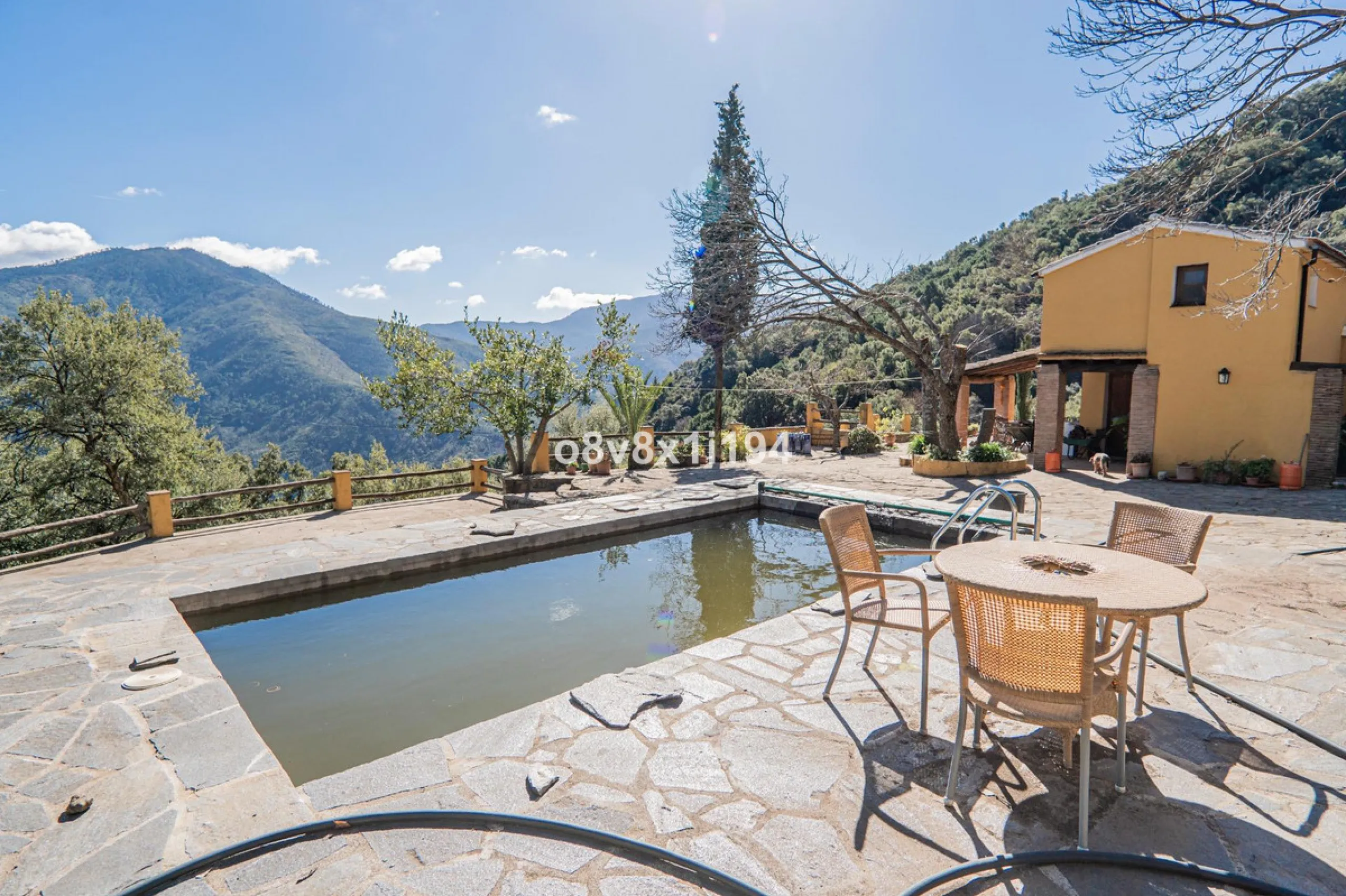 We are delighted to present this magnificent 30-hectare estate located on the outskirts of Jubrique, nestled in the breathtaking Valle del Genal. Surrounded by forests, mountains, and pristine nature, this exclusive property offers absolute privacy, makin