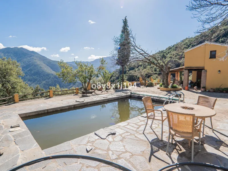 We are delighted to present this magnificent 30-hectare estate located on the outskirts of Jubrique, nestled in the breathtaking Valle del Genal. Surrounded by forests, mountains, and pristine nature, this exclusive property offers absolute privacy, makin