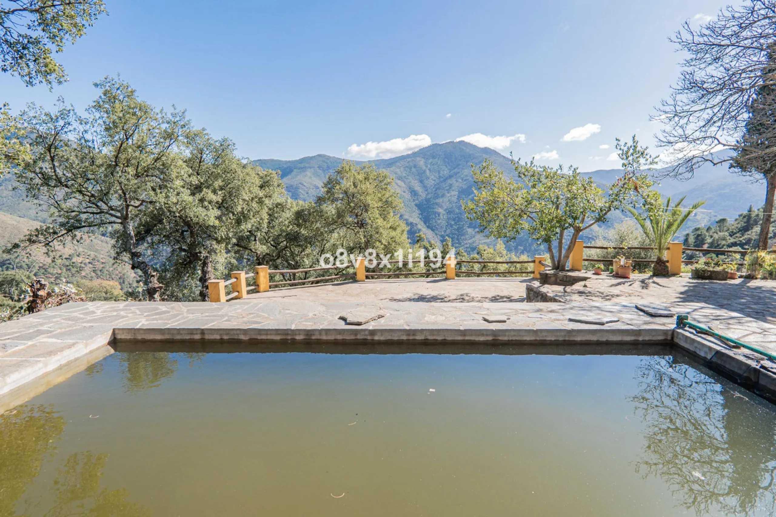 We are delighted to present this magnificent 30-hectare estate located on the outskirts of Jubrique, nestled in the breathtaking Valle del Genal. Surrounded by forests, mountains, and pristine nature, this exclusive property offers absolute privacy, makin
