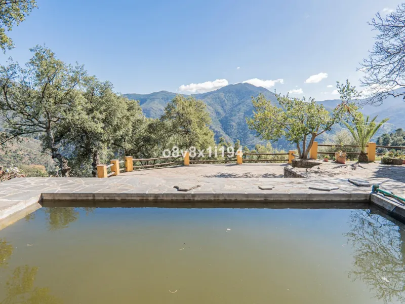 We are delighted to present this magnificent 30-hectare estate located on the outskirts of Jubrique, nestled in the breathtaking Valle del Genal. Surrounded by forests, mountains, and pristine nature, this exclusive property offers absolute privacy, makin