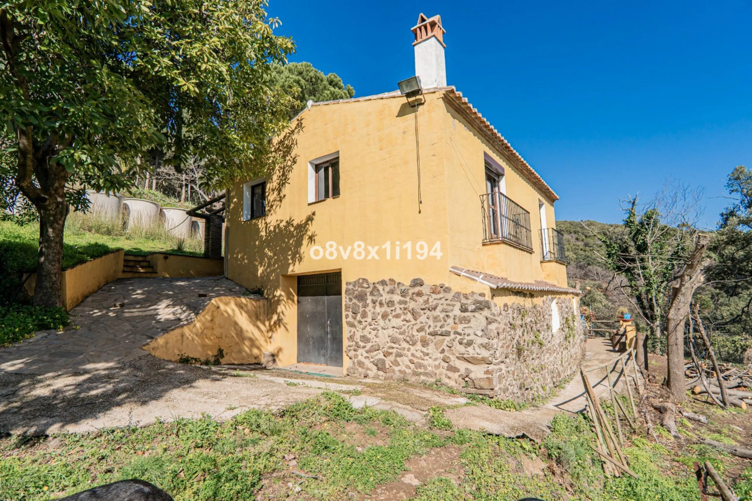 We are delighted to present this magnificent 30-hectare estate located on the outskirts of Jubrique, nestled in the breathtaking Valle del Genal. Surrounded by forests, mountains, and pristine nature, this exclusive property offers absolute privacy, makin