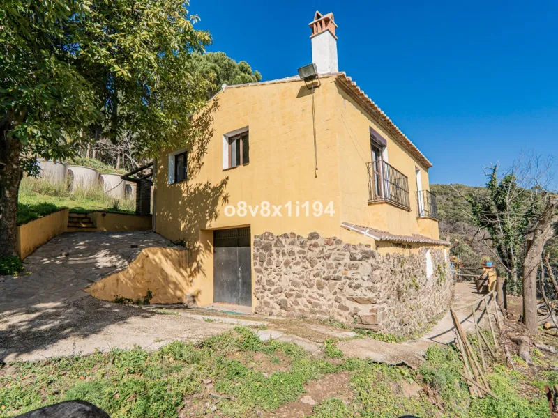 We are delighted to present this magnificent 30-hectare estate located on the outskirts of Jubrique, nestled in the breathtaking Valle del Genal. Surrounded by forests, mountains, and pristine nature, this exclusive property offers absolute privacy, makin