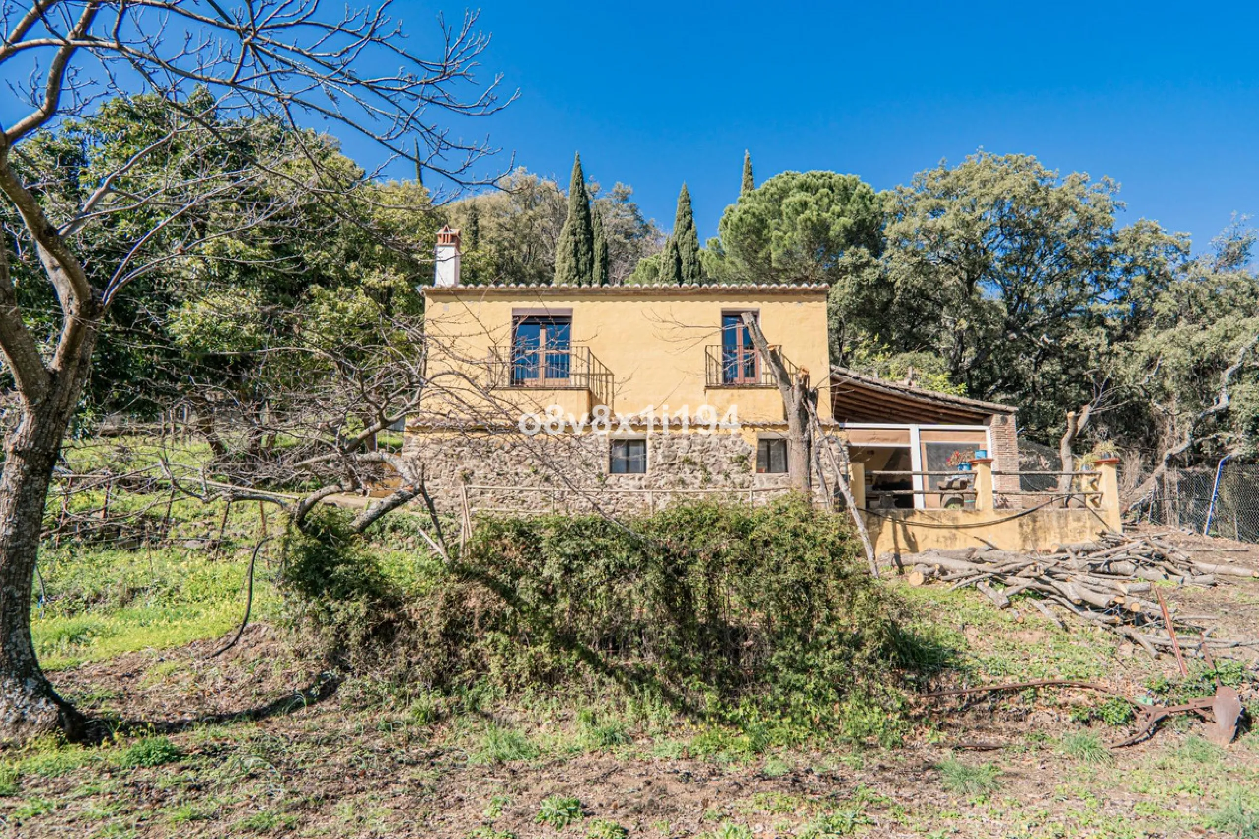 We are delighted to present this magnificent 30-hectare estate located on the outskirts of Jubrique, nestled in the breathtaking Valle del Genal. Surrounded by forests, mountains, and pristine nature, this exclusive property offers absolute privacy, makin