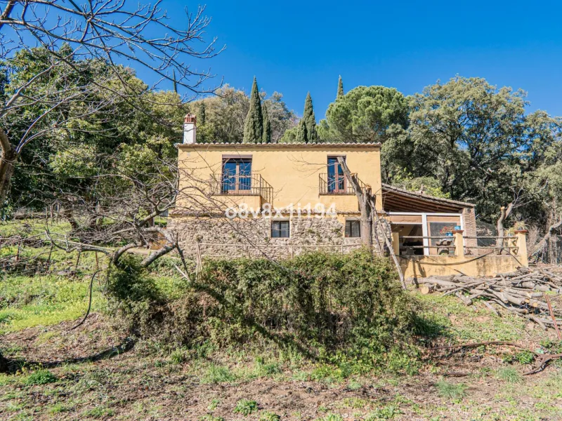 We are delighted to present this magnificent 30-hectare estate located on the outskirts of Jubrique, nestled in the breathtaking Valle del Genal. Surrounded by forests, mountains, and pristine nature, this exclusive property offers absolute privacy, makin
