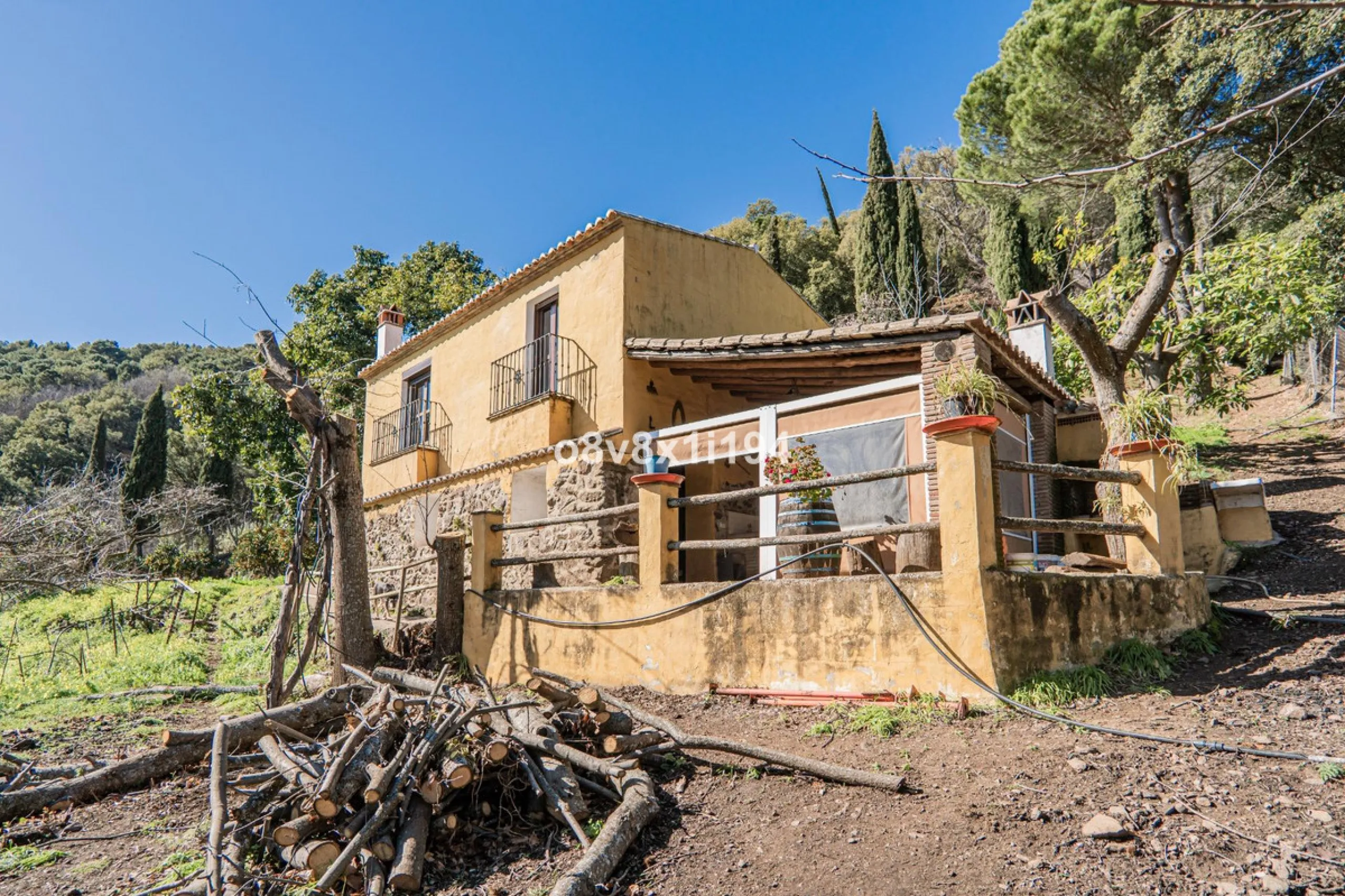 We are delighted to present this magnificent 30-hectare estate located on the outskirts of Jubrique, nestled in the breathtaking Valle del Genal. Surrounded by forests, mountains, and pristine nature, this exclusive property offers absolute privacy, makin