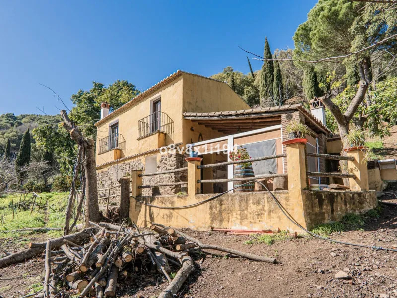 We are delighted to present this magnificent 30-hectare estate located on the outskirts of Jubrique, nestled in the breathtaking Valle del Genal. Surrounded by forests, mountains, and pristine nature, this exclusive property offers absolute privacy, makin
