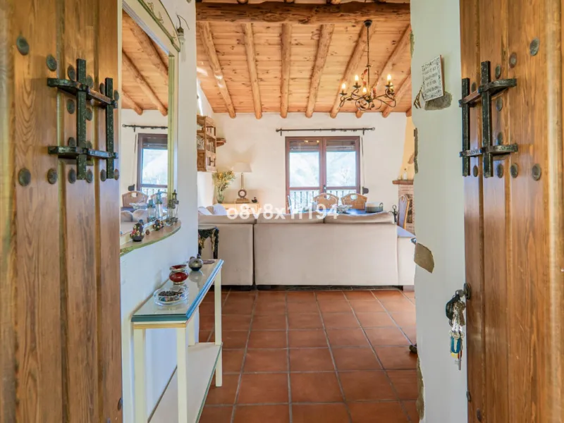 We are delighted to present this magnificent 30-hectare estate located on the outskirts of Jubrique, nestled in the breathtaking Valle del Genal. Surrounded by forests, mountains, and pristine nature, this exclusive property offers absolute privacy, makin