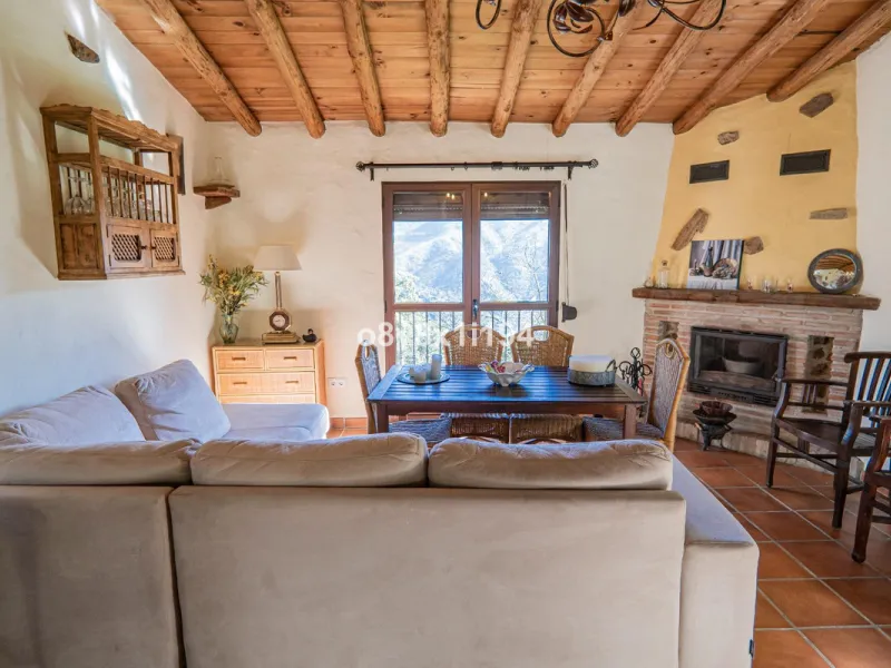 We are delighted to present this magnificent 30-hectare estate located on the outskirts of Jubrique, nestled in the breathtaking Valle del Genal. Surrounded by forests, mountains, and pristine nature, this exclusive property offers absolute privacy, makin
