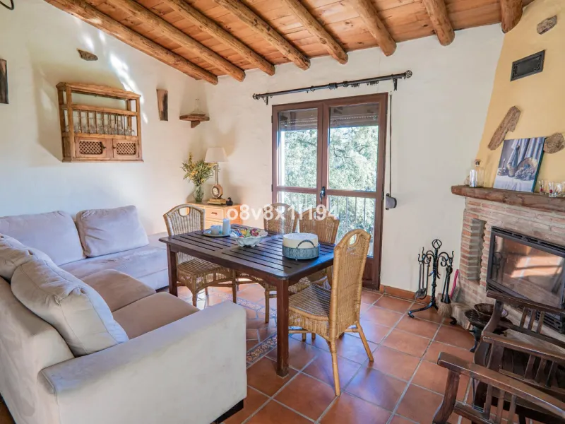 We are delighted to present this magnificent 30-hectare estate located on the outskirts of Jubrique, nestled in the breathtaking Valle del Genal. Surrounded by forests, mountains, and pristine nature, this exclusive property offers absolute privacy, makin
