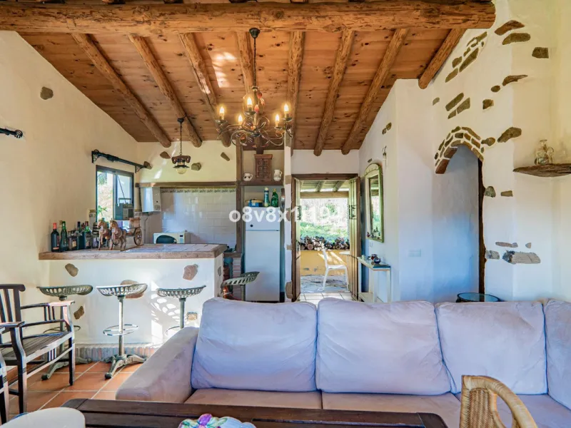 We are delighted to present this magnificent 30-hectare estate located on the outskirts of Jubrique, nestled in the breathtaking Valle del Genal. Surrounded by forests, mountains, and pristine nature, this exclusive property offers absolute privacy, makin