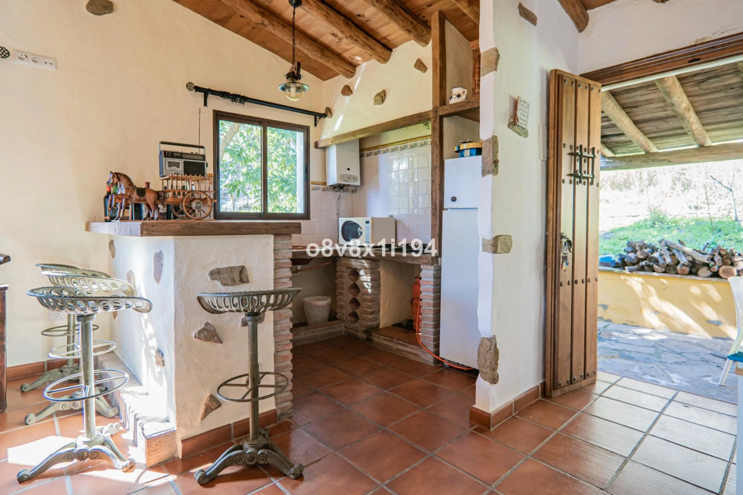 We are delighted to present this magnificent 30-hectare estate located on the outskirts of Jubrique, nestled in the breathtaking Valle del Genal. Surrounded by forests, mountains, and pristine nature, this exclusive property offers absolute privacy, makin