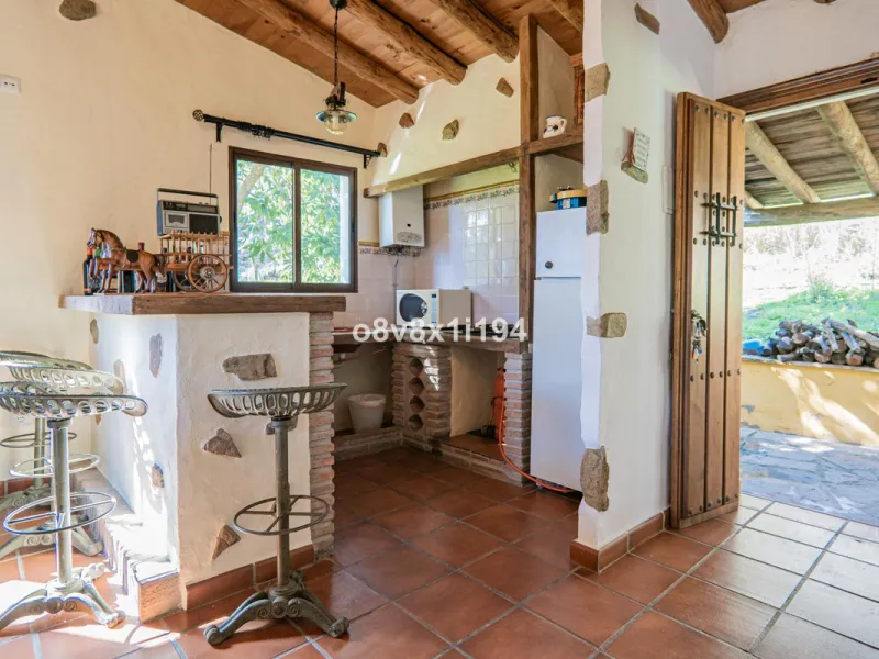 We are delighted to present this magnificent 30-hectare estate located on the outskirts of Jubrique, nestled in the breathtaking Valle del Genal. Surrounded by forests, mountains, and pristine nature, this exclusive property offers absolute privacy, makin