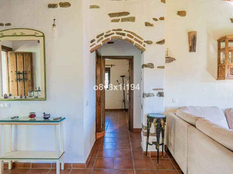 We are delighted to present this magnificent 30-hectare estate located on the outskirts of Jubrique, nestled in the breathtaking Valle del Genal. Surrounded by forests, mountains, and pristine nature, this exclusive property offers absolute privacy, makin
