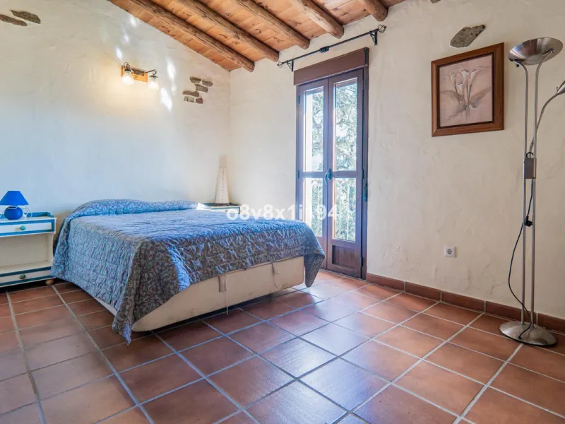 We are delighted to present this magnificent 30-hectare estate located on the outskirts of Jubrique, nestled in the breathtaking Valle del Genal. Surrounded by forests, mountains, and pristine nature, this exclusive property offers absolute privacy, makin