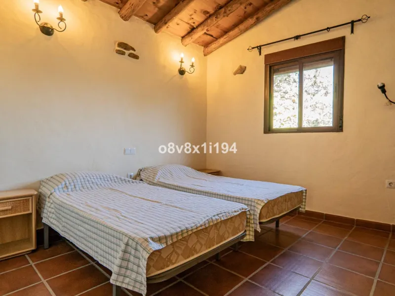 We are delighted to present this magnificent 30-hectare estate located on the outskirts of Jubrique, nestled in the breathtaking Valle del Genal. Surrounded by forests, mountains, and pristine nature, this exclusive property offers absolute privacy, makin