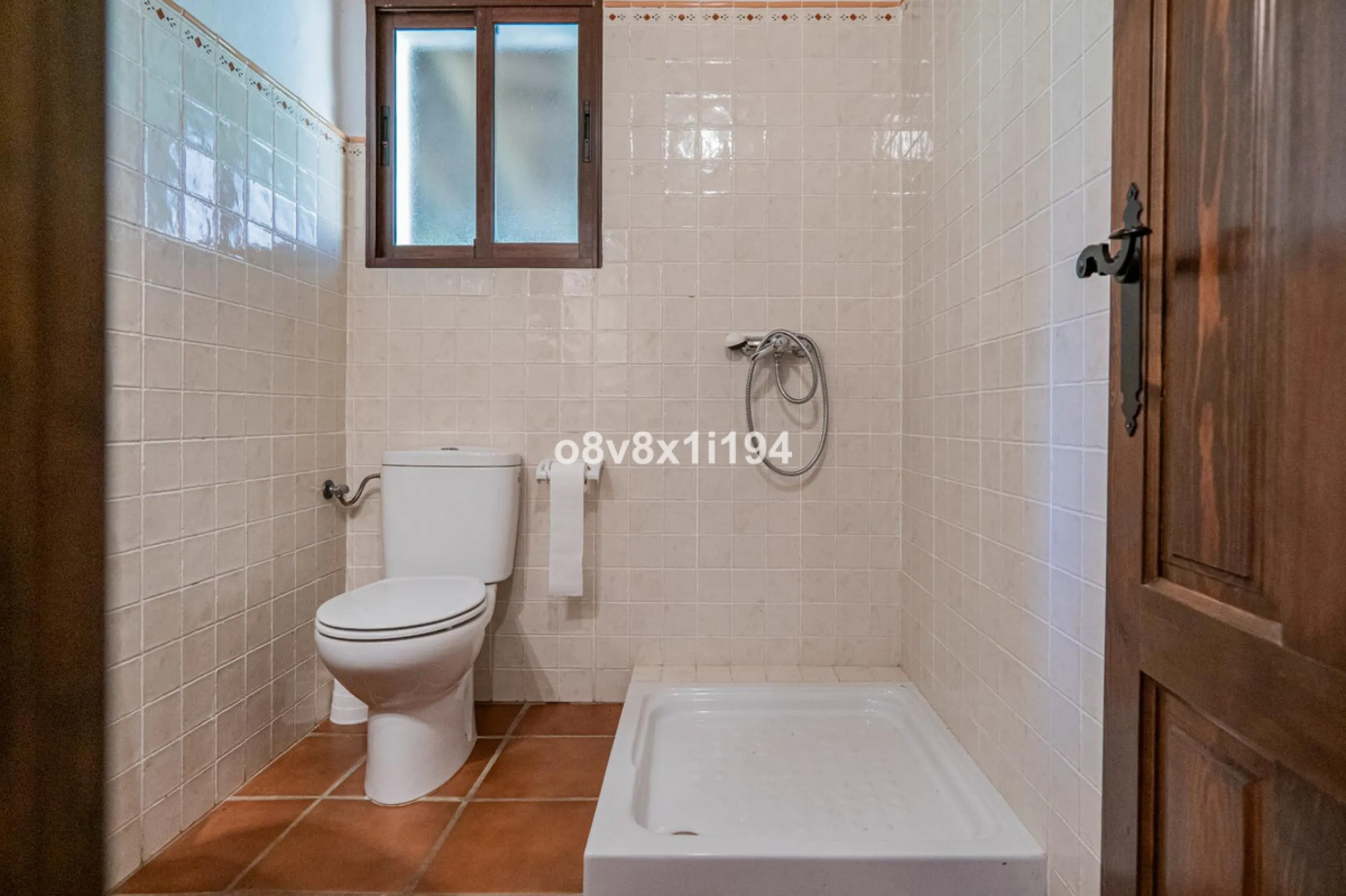 We are delighted to present this magnificent 30-hectare estate located on the outskirts of Jubrique, nestled in the breathtaking Valle del Genal. Surrounded by forests, mountains, and pristine nature, this exclusive property offers absolute privacy, makin