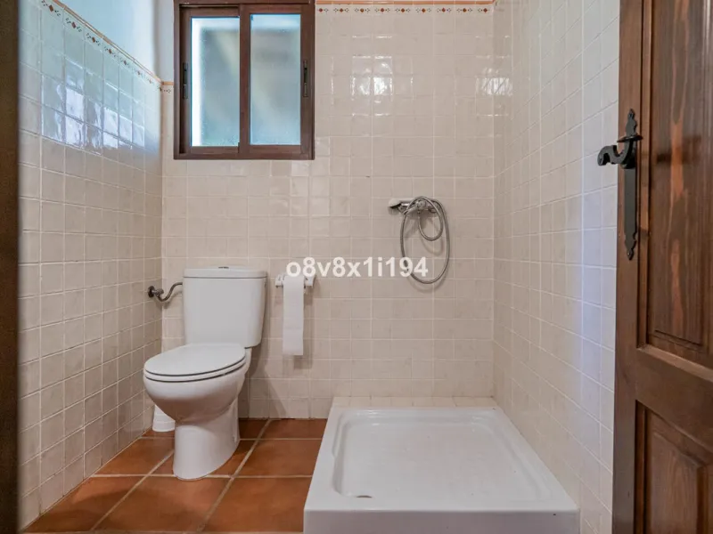 We are delighted to present this magnificent 30-hectare estate located on the outskirts of Jubrique, nestled in the breathtaking Valle del Genal. Surrounded by forests, mountains, and pristine nature, this exclusive property offers absolute privacy, makin