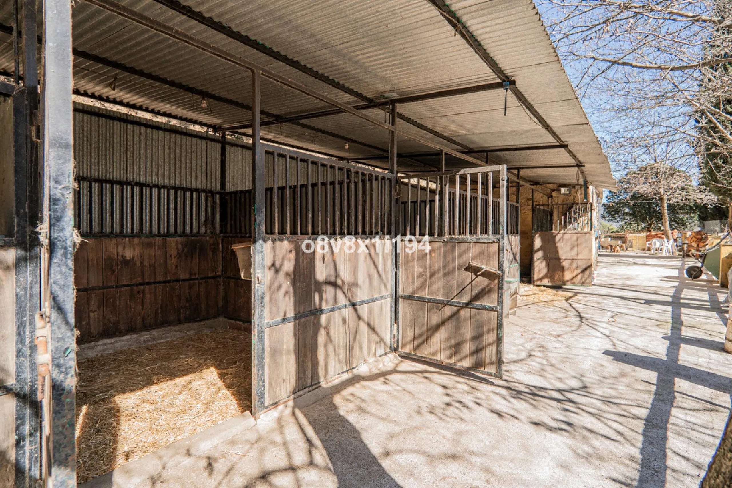 We are delighted to present this magnificent 30-hectare estate located on the outskirts of Jubrique, nestled in the breathtaking Valle del Genal. Surrounded by forests, mountains, and pristine nature, this exclusive property offers absolute privacy, makin
