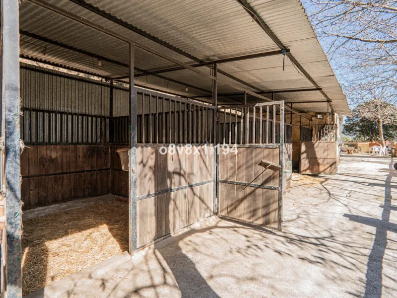 We are delighted to present this magnificent 30-hectare estate located on the outskirts of Jubrique, nestled in the breathtaking Valle del Genal. Surrounded by forests, mountains, and pristine nature, this exclusive property offers absolute privacy, makin