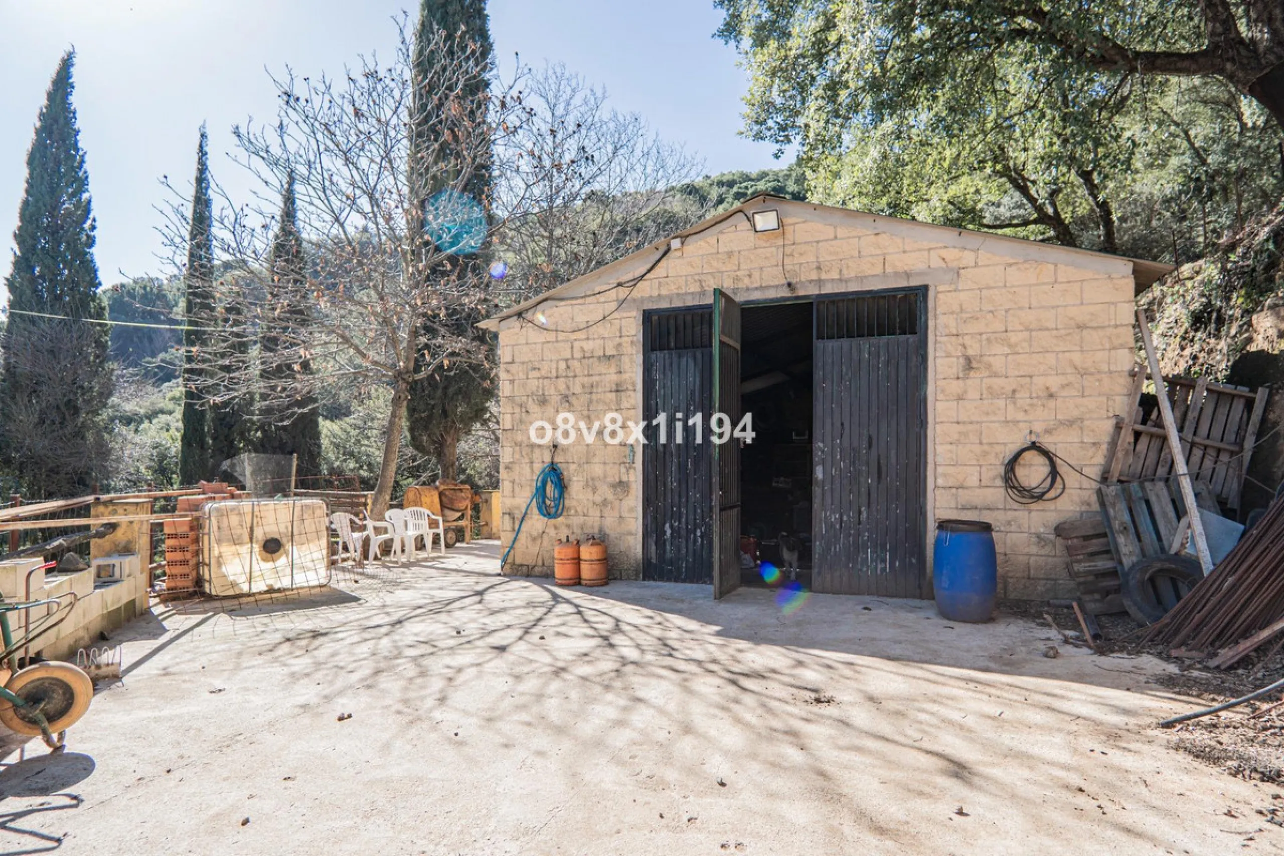 We are delighted to present this magnificent 30-hectare estate located on the outskirts of Jubrique, nestled in the breathtaking Valle del Genal. Surrounded by forests, mountains, and pristine nature, this exclusive property offers absolute privacy, makin