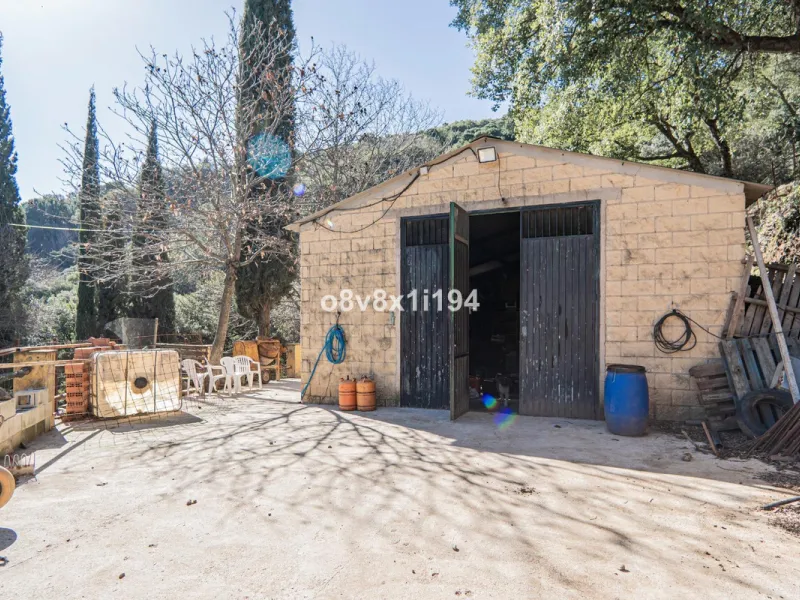 We are delighted to present this magnificent 30-hectare estate located on the outskirts of Jubrique, nestled in the breathtaking Valle del Genal. Surrounded by forests, mountains, and pristine nature, this exclusive property offers absolute privacy, makin