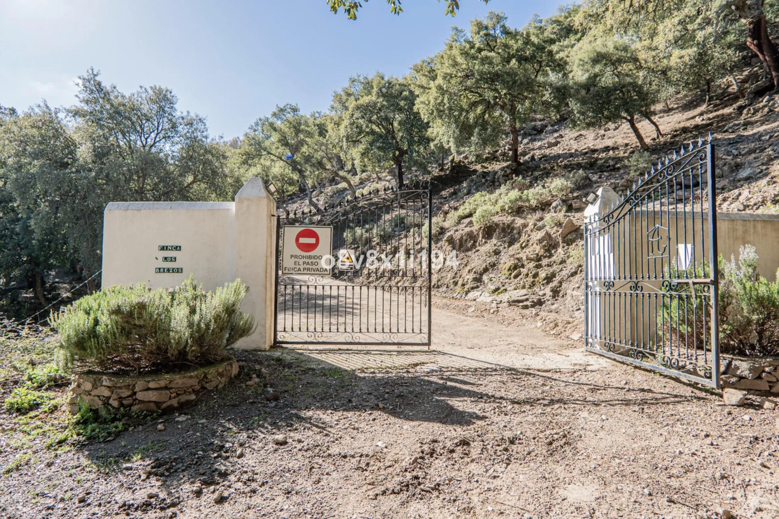 We are delighted to present this magnificent 30-hectare estate located on the outskirts of Jubrique, nestled in the breathtaking Valle del Genal. Surrounded by forests, mountains, and pristine nature, this exclusive property offers absolute privacy, makin