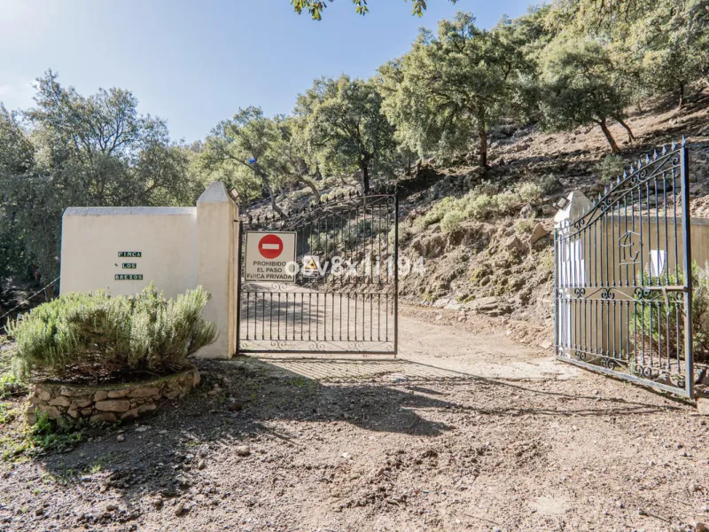 We are delighted to present this magnificent 30-hectare estate located on the outskirts of Jubrique, nestled in the breathtaking Valle del Genal. Surrounded by forests, mountains, and pristine nature, this exclusive property offers absolute privacy, makin