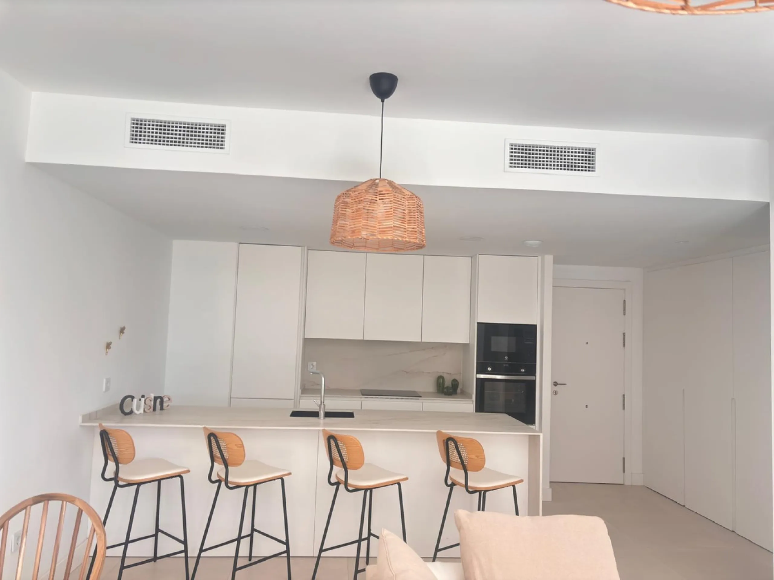Discover an exquisite two-bedroom, two-bathroom luxury apartment featuring a spacious terrace, perfectly designed for both relaxation and entertainment. Located in the exclusive El Higuerón area of Fuengirola, this brand-new, fully furnished residence off