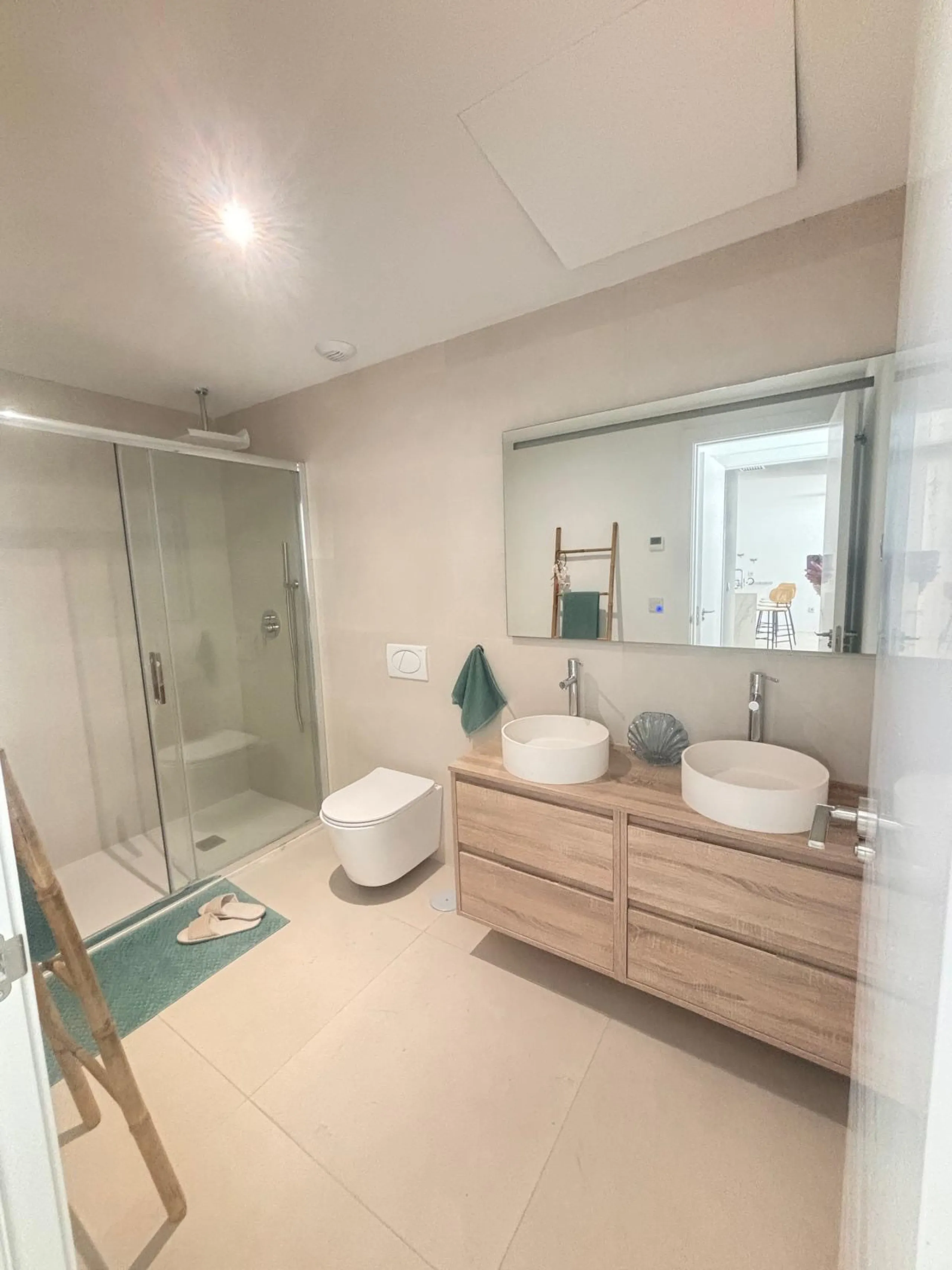 Discover an exquisite two-bedroom, two-bathroom luxury apartment featuring a spacious terrace, perfectly designed for both relaxation and entertainment. Located in the exclusive El Higuerón area of Fuengirola, this brand-new, fully furnished residence off