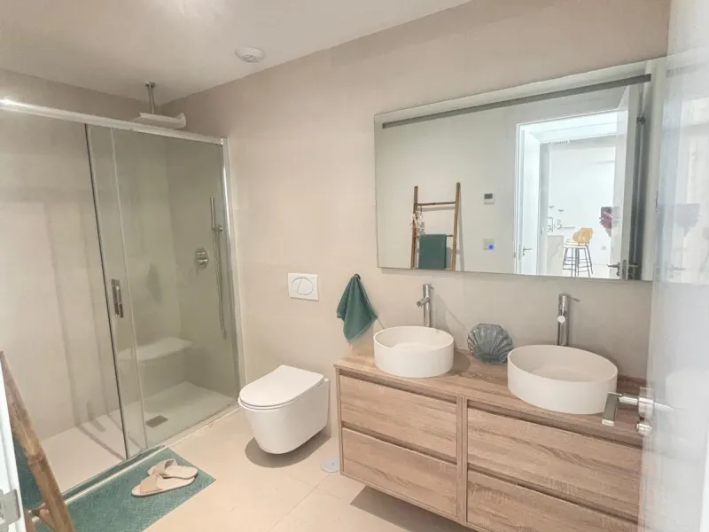 Discover an exquisite two-bedroom, two-bathroom luxury apartment featuring a spacious terrace, perfectly designed for both relaxation and entertainment. Located in the exclusive El Higuerón area of Fuengirola, this brand-new, fully furnished residence off