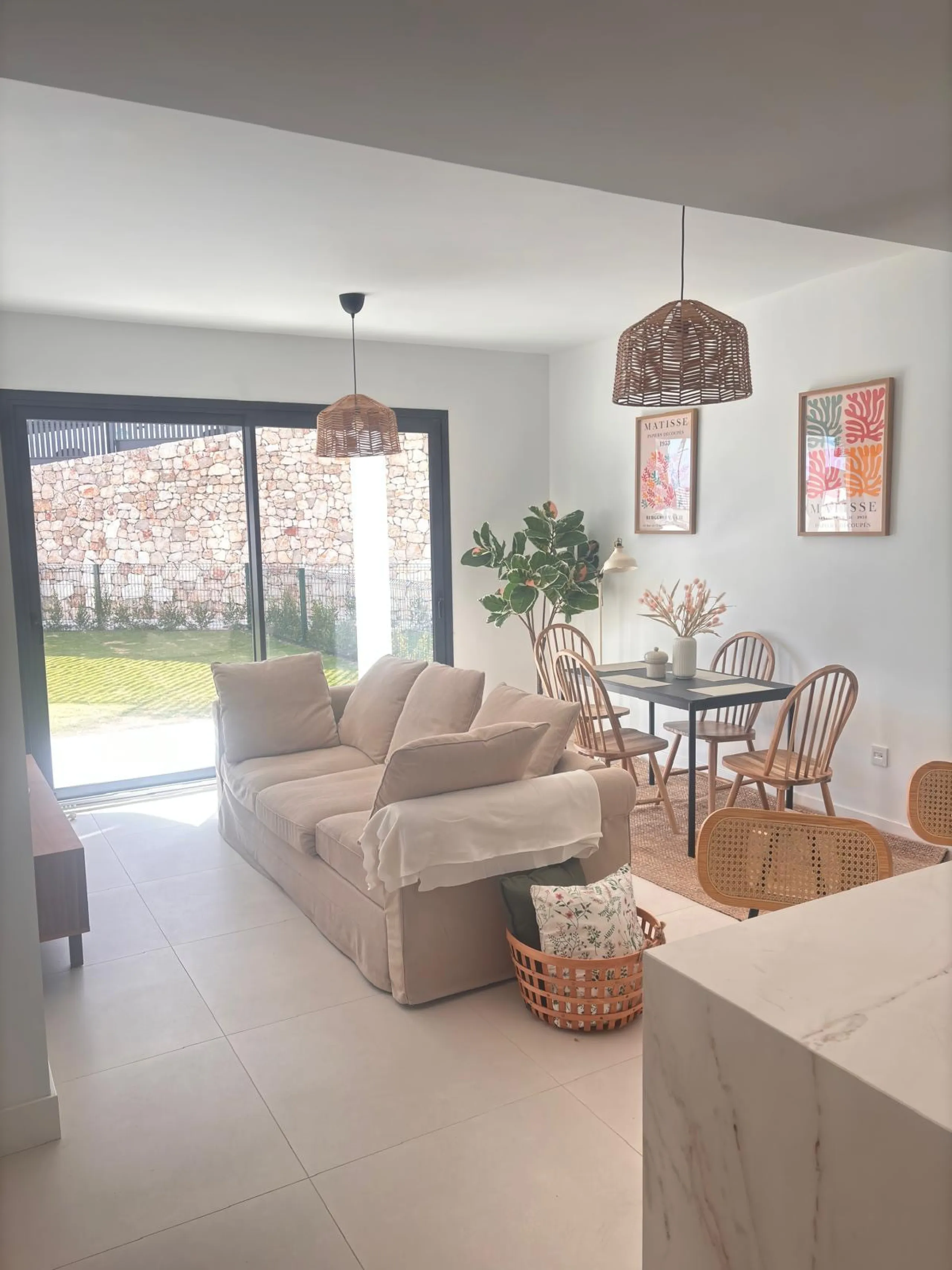 Discover an exquisite two-bedroom, two-bathroom luxury apartment featuring a spacious terrace, perfectly designed for both relaxation and entertainment. Located in the exclusive El Higuerón area of Fuengirola, this brand-new, fully furnished residence off