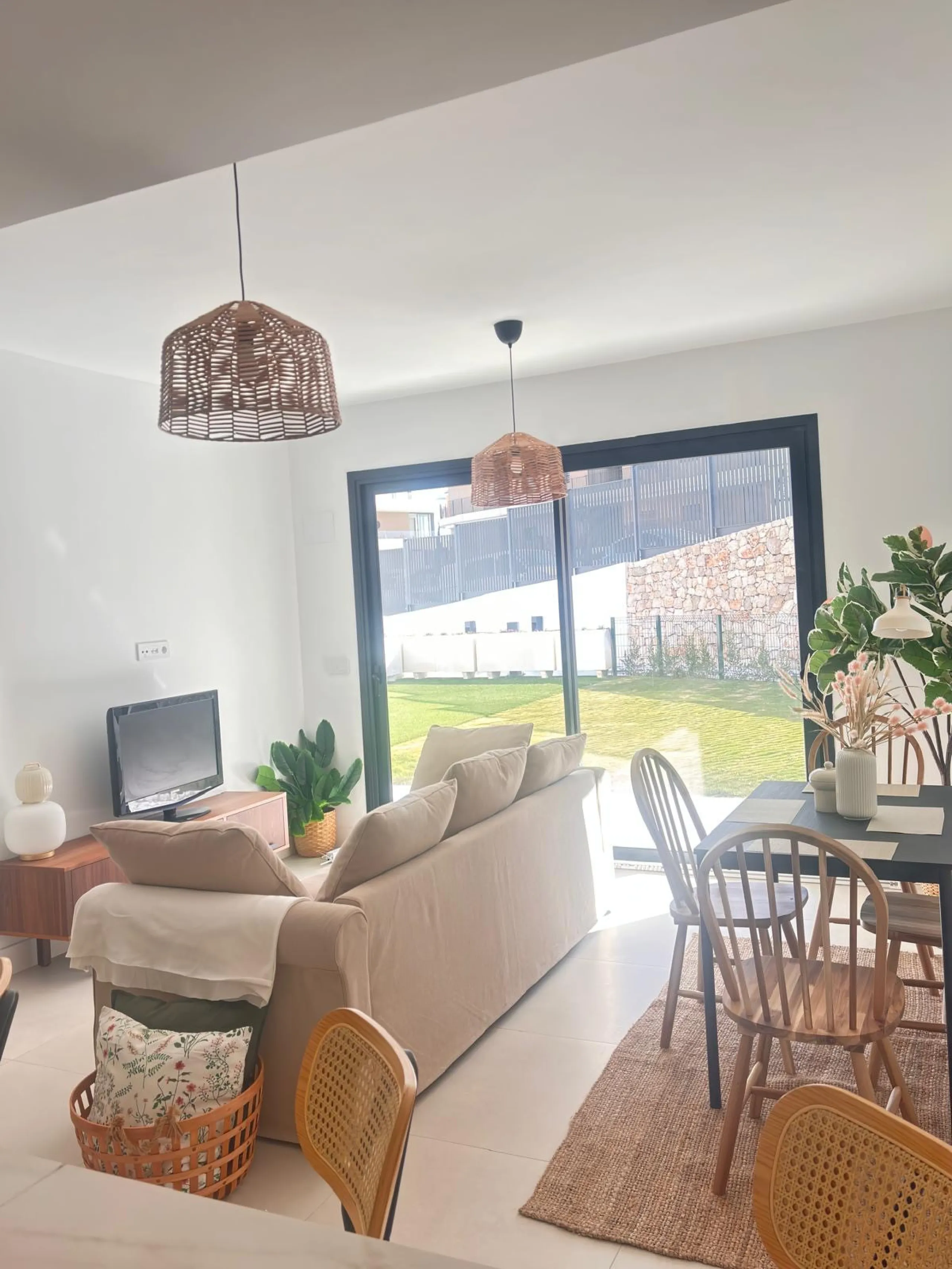 Discover an exquisite two-bedroom, two-bathroom luxury apartment featuring a spacious terrace, perfectly designed for both relaxation and entertainment. Located in the exclusive El Higuerón area of Fuengirola, this brand-new, fully furnished residence off
