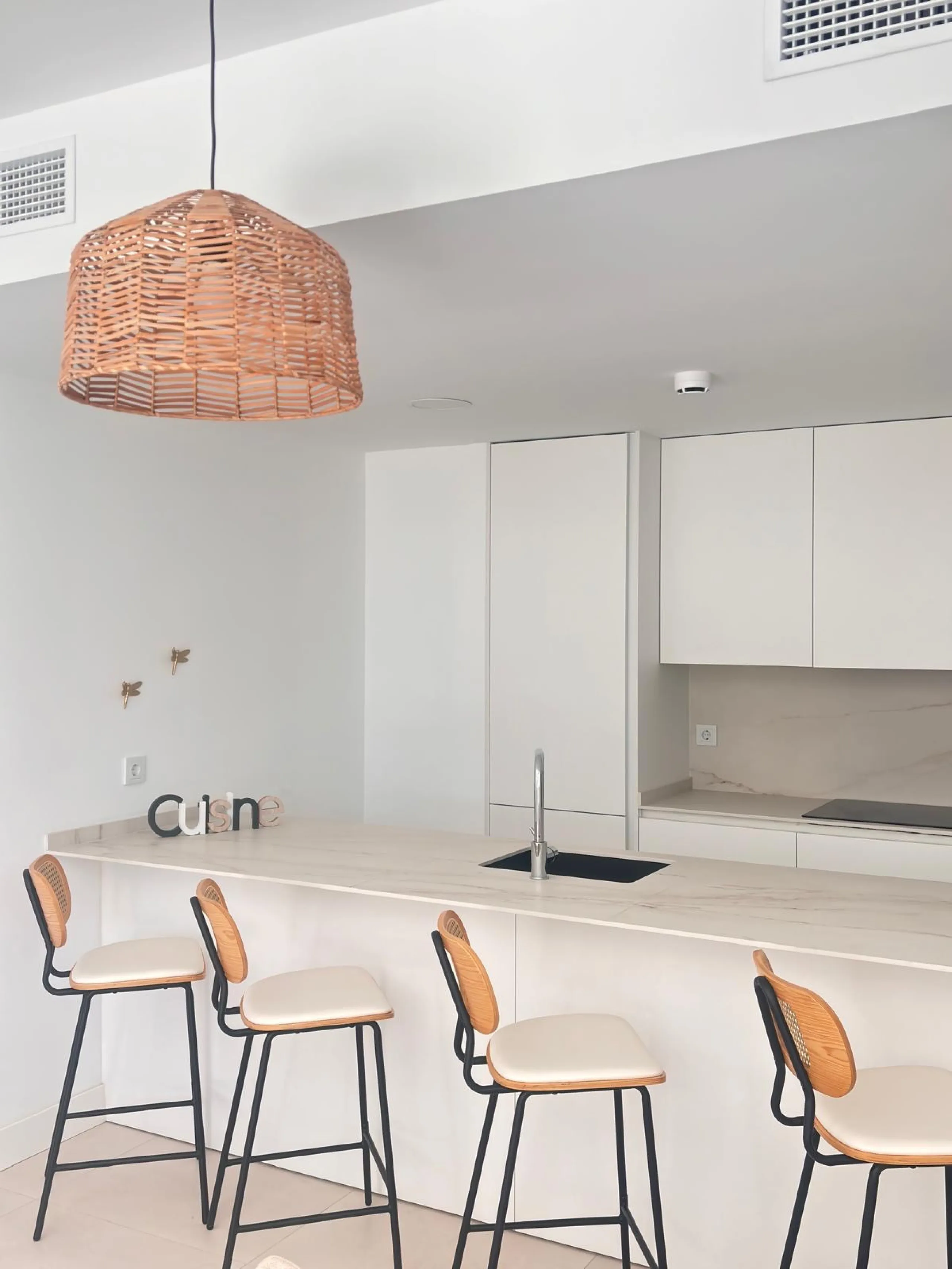 Discover an exquisite two-bedroom, two-bathroom luxury apartment featuring a spacious terrace, perfectly designed for both relaxation and entertainment. Located in the exclusive El Higuerón area of Fuengirola, this brand-new, fully furnished residence off