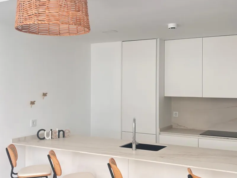 Discover an exquisite two-bedroom, two-bathroom luxury apartment featuring a spacious terrace, perfectly designed for both relaxation and entertainment. Located in the exclusive El Higuerón area of Fuengirola, this brand-new, fully furnished residence off